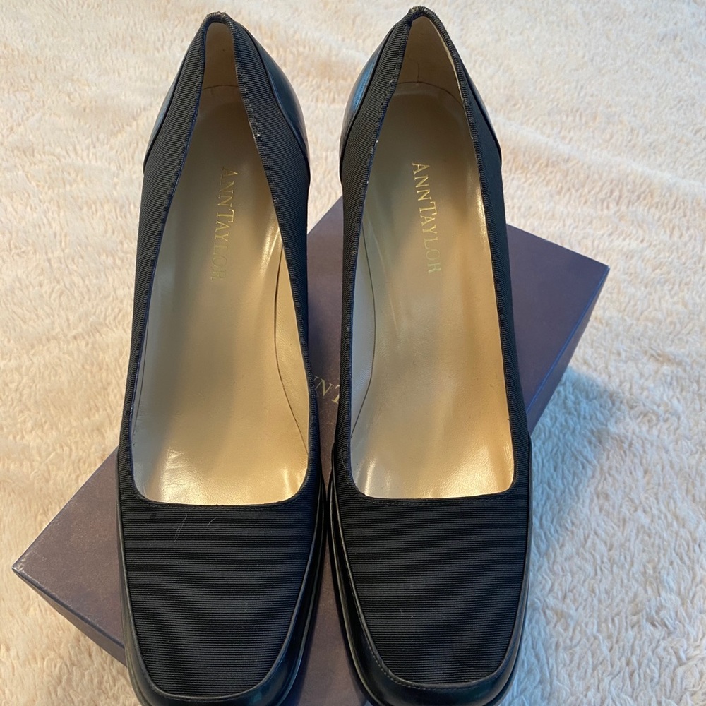 ANN TAYLOR CLASSIC BLACK PUMPS